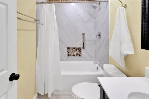 Bath - 19140 Lenca Rd, Apple Valley, CA 92307 photo 3 of 8