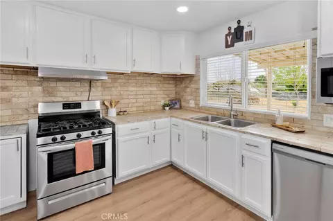 Kitchen - 19140 Lenca Rd, Apple Valley, CA 92307 photo 4 of 4