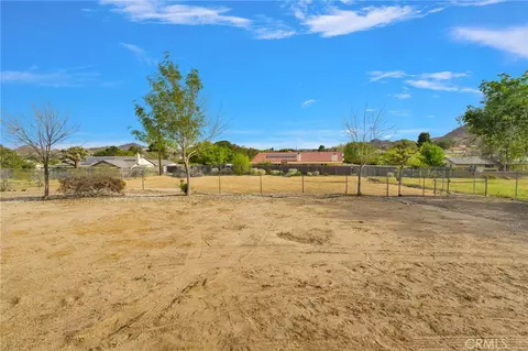 Exterior - 19140 Lenca Rd, Apple Valley, CA 92307 photo 9 of 13