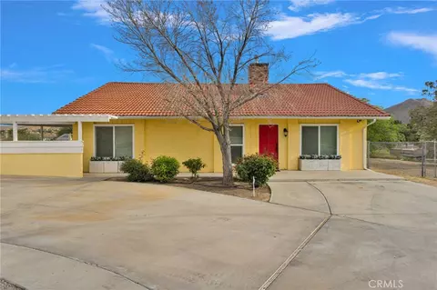 Exterior - 19140 Lenca Rd, Apple Valley, CA 92307 photo 3 of 13