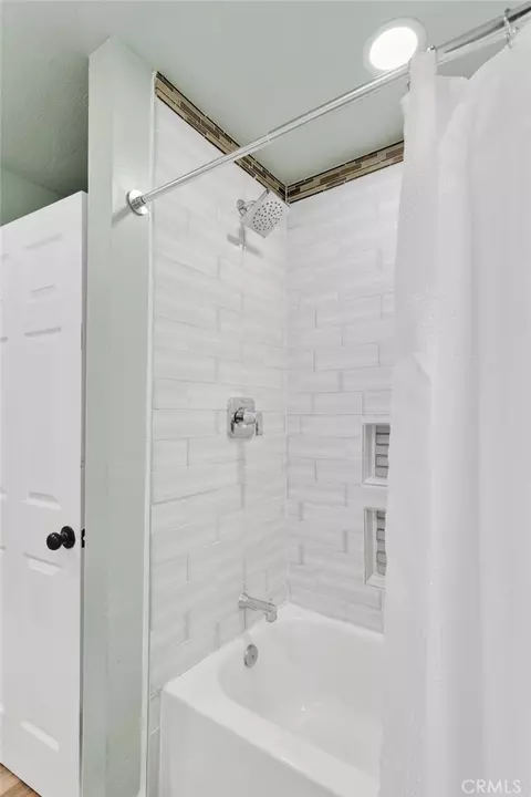 Bath - 19140 Lenca Rd, Apple Valley, CA 92307 photo 7 of 8