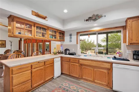 Kitchen - 12830 Cedar, Hesperia, CA 92344 photo 3 of 6