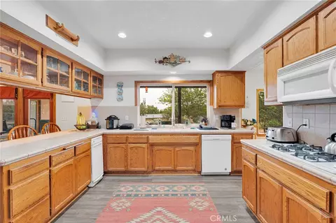 Kitchen - 12830 Cedar, Hesperia, CA 92344 photo 4 of 6