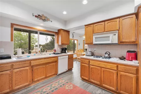 Kitchen - 12830 Cedar, Hesperia, CA 92344 photo 5 of 6