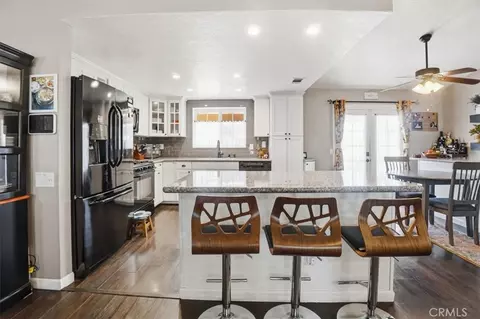 Kitchen - 21089 Ottawa, Apple Valley, CA 92308 photo 2 of 2