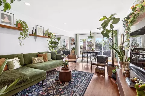 907 E Ocean Blvd, Long Beach, CA 90802