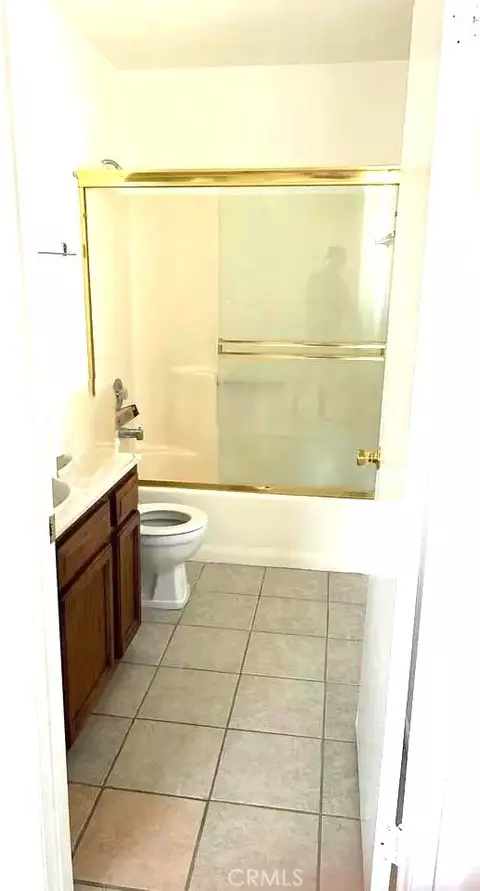 Bath - 16228 Wato Rd, Apple Valley, CA 92307 photo 2 of 2