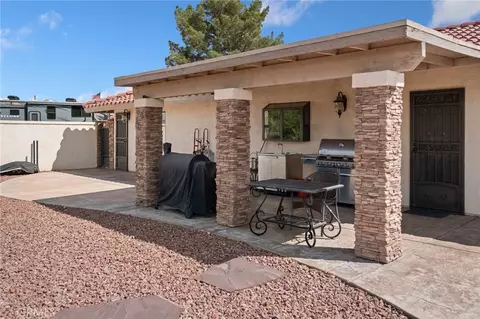 Exterior - 19240 Tonkawan, Apple Valley, CA 92307 photo 7 of 9