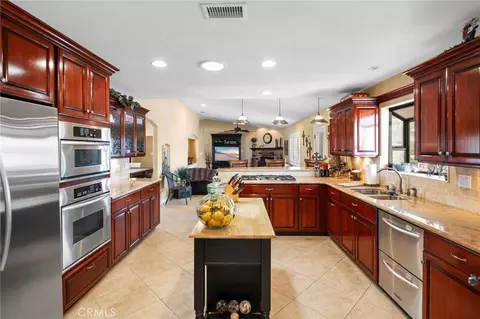 Kitchen - 19240 Tonkawan, Apple Valley, CA 92307 photo 3 of 6