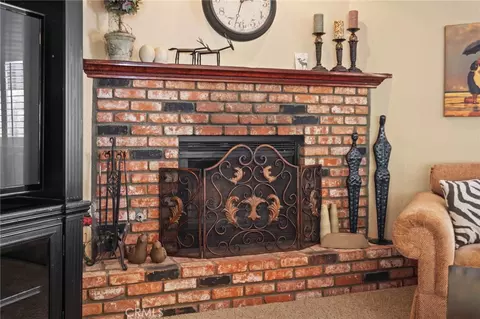 Living - 19240 Tonkawan, Apple Valley, CA 92307 photo 2 of 3