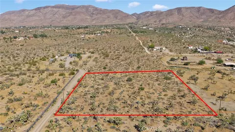 2 Lamprey Rd, Apple Valley, CA 92308