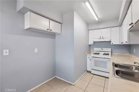 Kitchen - 21739 Panoche Rd, Apple Valley, CA 92308 photo 3 of 4