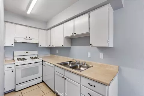 Kitchen - 21739 Panoche Rd, Apple Valley, CA 92308 photo 4 of 4