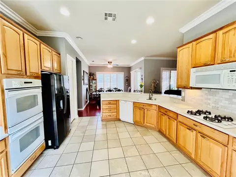 Kitchen - 10485 Nobleton Rd, Apple Valley, CA 92308 photo 2 of 4