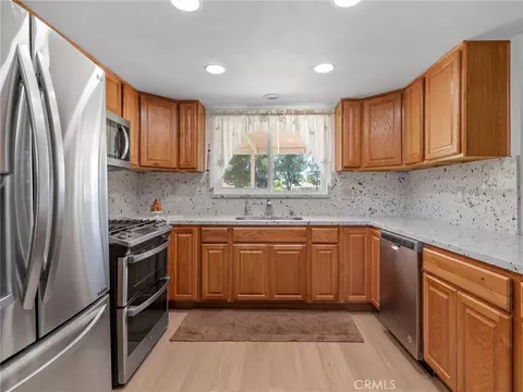 Kitchen - 15163 Tournament Dr, Helendale, CA 92342 photo 3 of 4