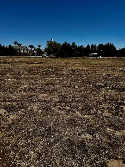 1 Clearview Dr, Apple Valley, CA 92308