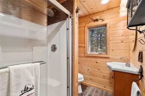 Bath - 5632 Oak St, Wrightwood, CA 92397 photo 1 of 2