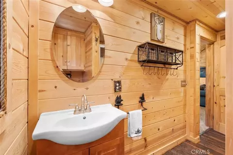 Bath - 5632 Oak St, Wrightwood, CA 92397 photo 2 of 2