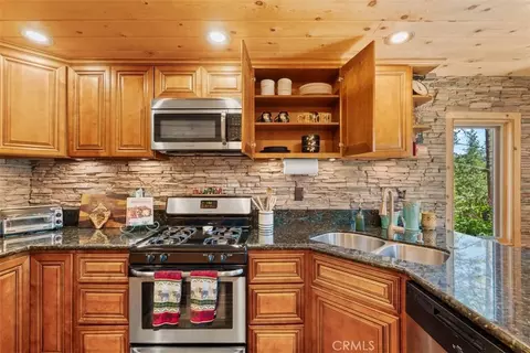 Kitchen - 5632 Oak St, Wrightwood, CA 92397 photo 4 of 4