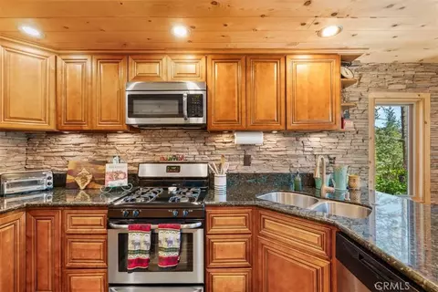 Kitchen - 5632 Oak St, Wrightwood, CA 92397 photo 3 of 4