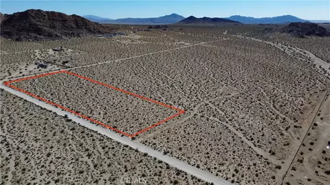 777 Peffer Ln, Lucerne Valley, CA 92356