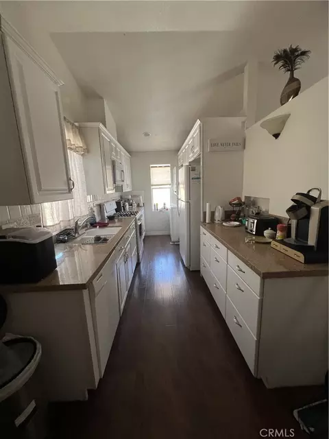 Kitchen - 16258 Chiwi, Apple Valley, CA 92307 photo 4 of 4