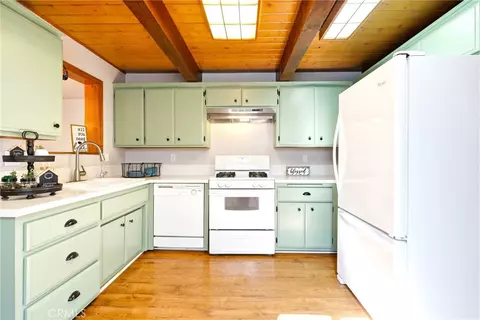 Kitchen - 2015 Mojave Scenic, Wrightwood, CA 92397 photo 1 of 3