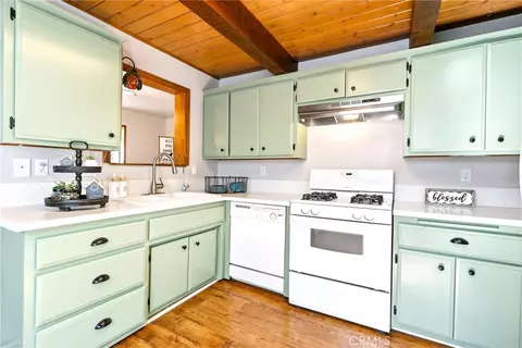 Kitchen - 2015 Mojave Scenic, Wrightwood, CA 92397 photo 2 of 3