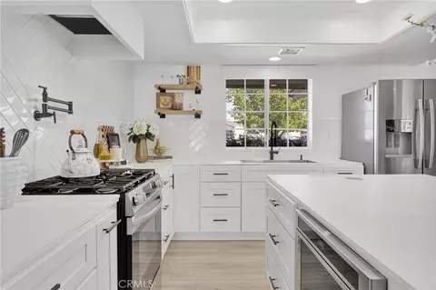 Kitchen - 15454 Tuscola, Apple Valley, CA 92307 photo 4 of 5