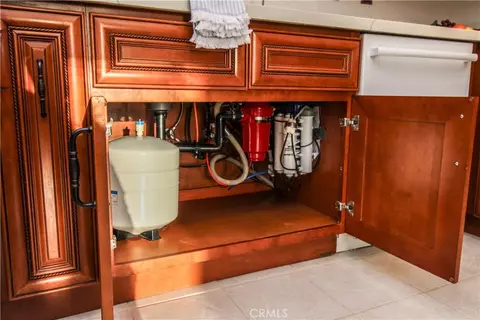 Kitchen - 6736 Summit Vly, Hesperia, CA 92345 photo 4 of 5