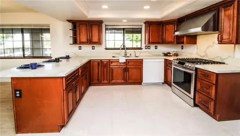 Kitchen - 6736 Summit Vly, Hesperia, CA 92345 photo 3 of 5