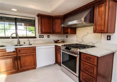 Kitchen - 6736 Summit Vly, Hesperia, CA 92345 photo 5 of 5