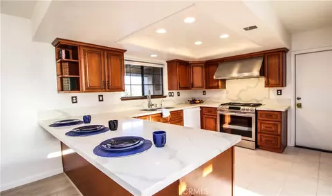 Kitchen - 6736 Summit Vly, Hesperia, CA 92345 photo 2 of 5