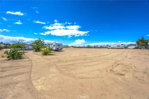 Exterior - 18236 Cherry St, Hesperia, CA 92345 photo 11 of 12