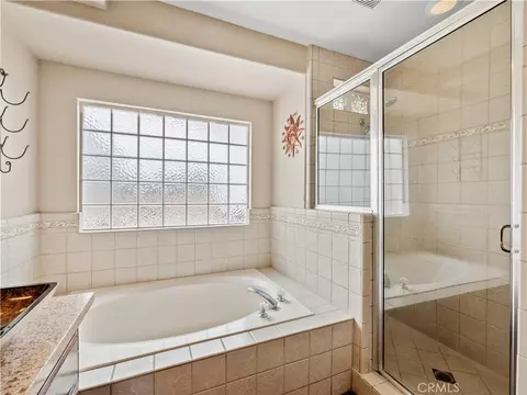 Bath - 13991 Jicarilla Rd, Apple Valley, CA 92307 photo 4 of 4
