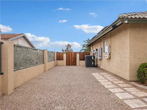 Exterior - 13991 Jicarilla Rd, Apple Valley, CA 92307 photo 11 of 12