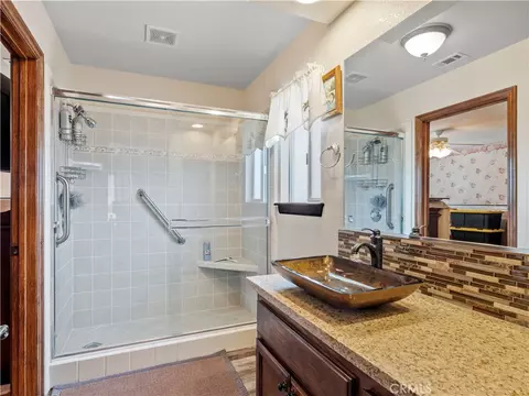 Bath - 13991 Jicarilla Rd, Apple Valley, CA 92307 photo 2 of 4