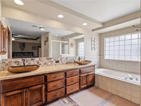 Bath - 13991 Jicarilla Rd, Apple Valley, CA 92307 photo 3 of 4