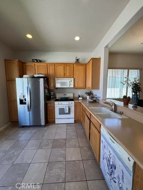 Kitchen - 10485 Glen Oaks Ln, Apple Valley, CA 92308 photo 2 of 3