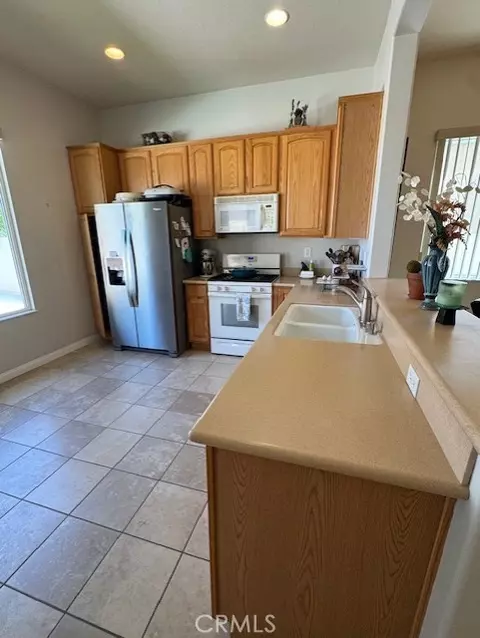 Kitchen - 10485 Glen Oaks Ln, Apple Valley, CA 92308 photo 1 of 3