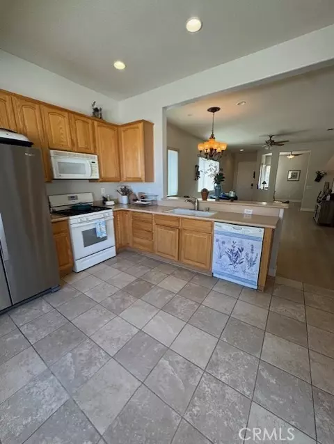 Kitchen - 10485 Glen Oaks Ln, Apple Valley, CA 92308 photo 3 of 3