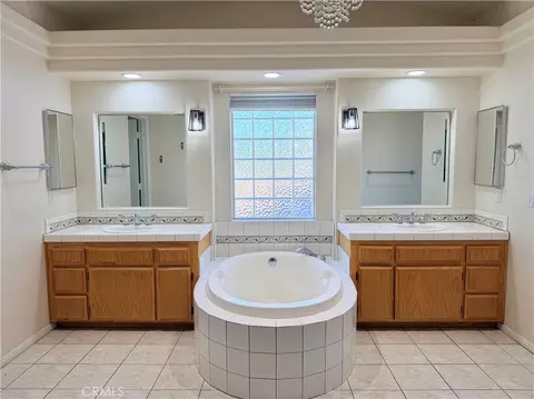 Bath - 20158 Yucca Loma Rd, Apple Valley, CA 92307 photo 3 of 5