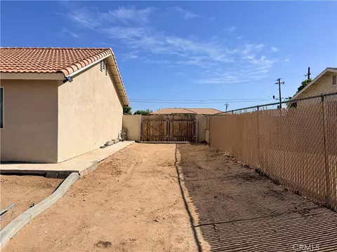 Exterior - 20158 Yucca Loma Rd, Apple Valley, CA 92307 photo 7 of 14