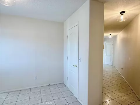 Entry Way - 20158 Yucca Loma Rd, Apple Valley, CA 92307 photo 7 of 8