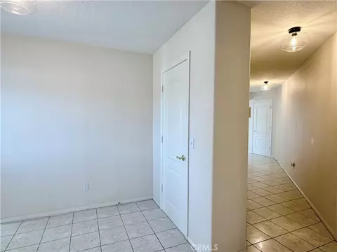Entry Way - 20158 Yucca Loma Rd, Apple Valley, CA 92307 photo 6 of 7