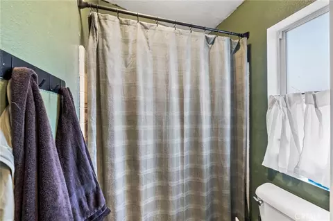 Bath - 9327 Agave Dr, Hesperia, CA 92344 photo 3 of 3