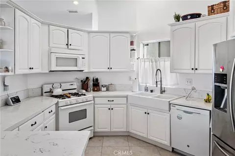 Kitchen - 9327 Agave Dr, Hesperia, CA 92344 photo 2 of 4