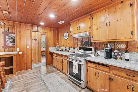 Kitchen - 1116 Lark Rd, Wrightwood, CA 92397 photo 3 of 6