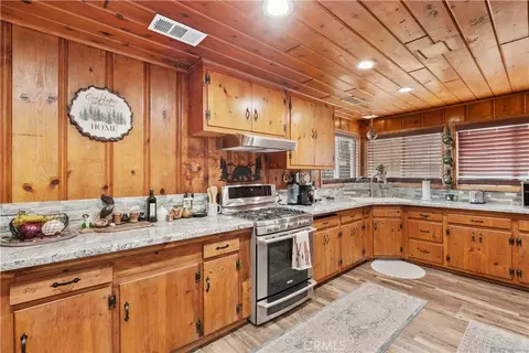 Kitchen - 1116 Lark Rd, Wrightwood, CA 92397 photo 4 of 6