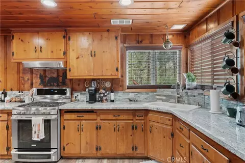 Kitchen - 1116 Lark Rd, Wrightwood, CA 92397 photo 5 of 6